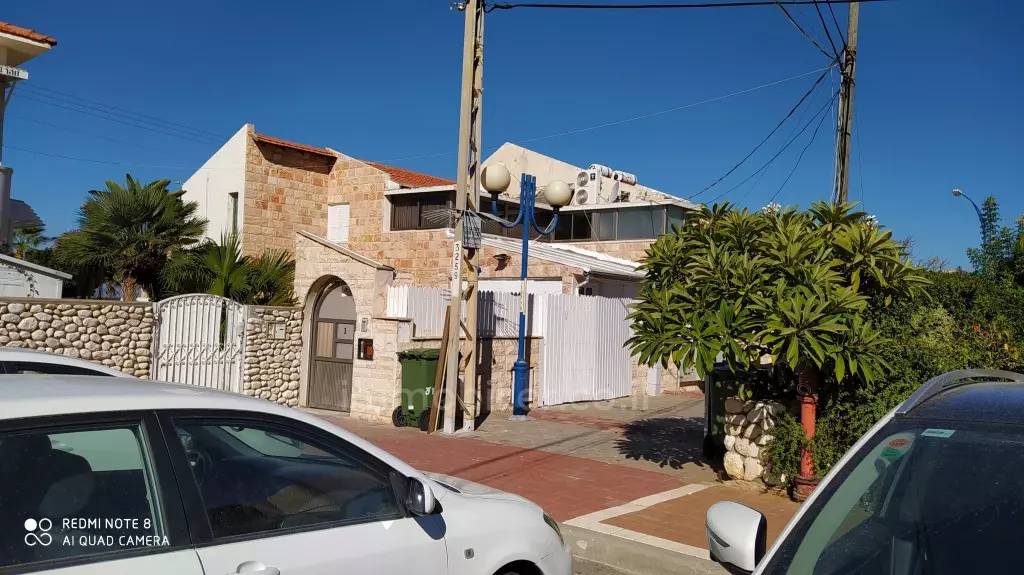 Com terraço, calmo, em rua calma, perto do mar, vista para o mar, agradável, espaçoso, totalmente mobilado, grande jardim, tetos altos, renovado