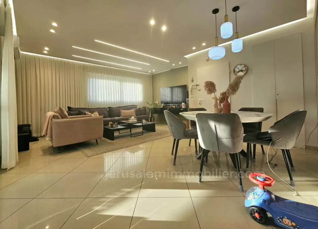 דירה מוארת ושקטה בהר חומה : איכות חיים, נוחות והשקעה חכמה