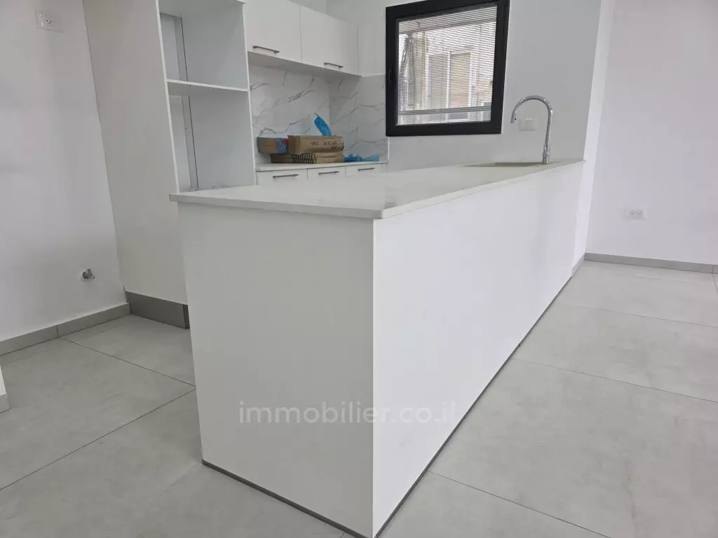 אסור לפספס! נעים, שקט, מואר, מפואר, קרוב לפארק הירקון, בניין חדש, מרווח