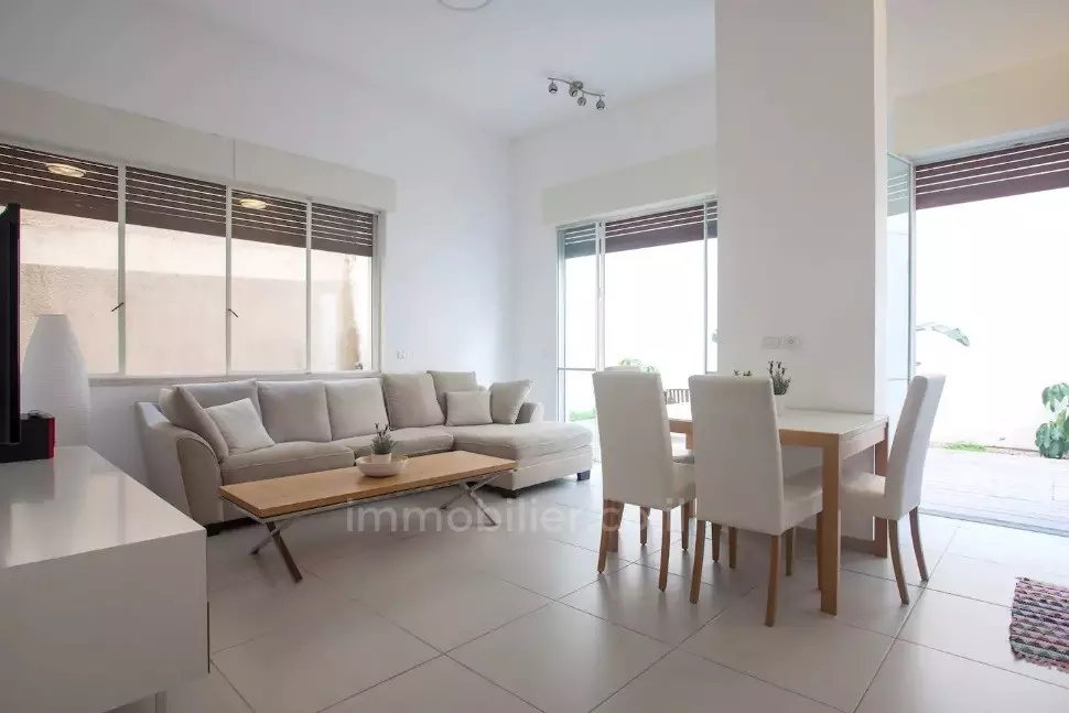 דירת 3 חדרים מעולה עם גינה במרחק 100 מטר מהים