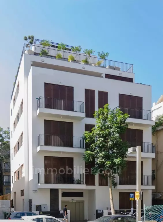 דירת 3 חדרים מהממת עם מרפסת בבניין באוהאוס משופצת כחדשה