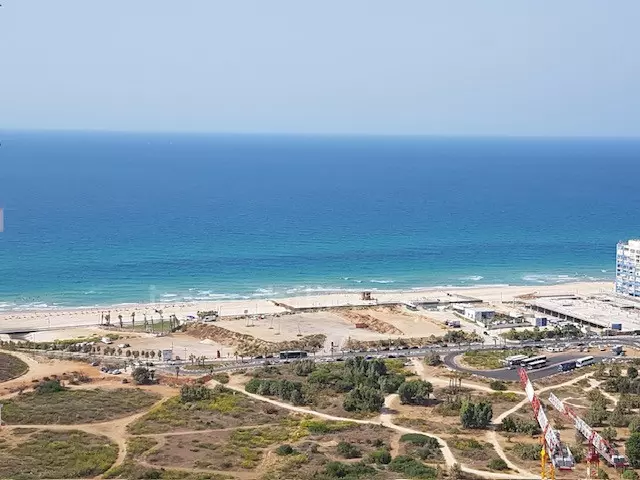 דירת 4 חדרים מדהימה עם מרפסת מול הים