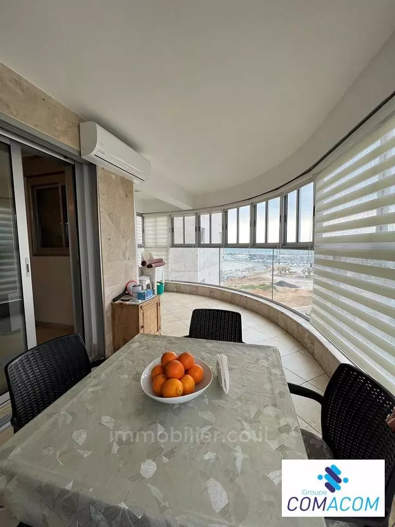 עם מרפסת,מיקום מצויין,סטנדרטים גבוהים,עם נוף לים,יפה,מפוארת,משופץ