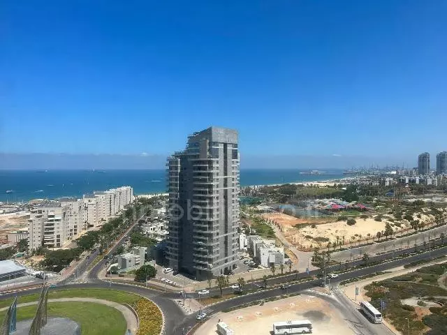 עם מרפסת,בבניין יוקרה,מושקעת,במרכז,מיקום מצויין,גדולה,עם נוף לים,מסודרת,מוארת,מרווחת,מפוארת