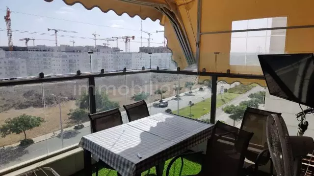 לא להחמיץ!,עם מרפסת,יפה,מסודרת,מיקום מצויין,מציאה,בבניין יוקרה