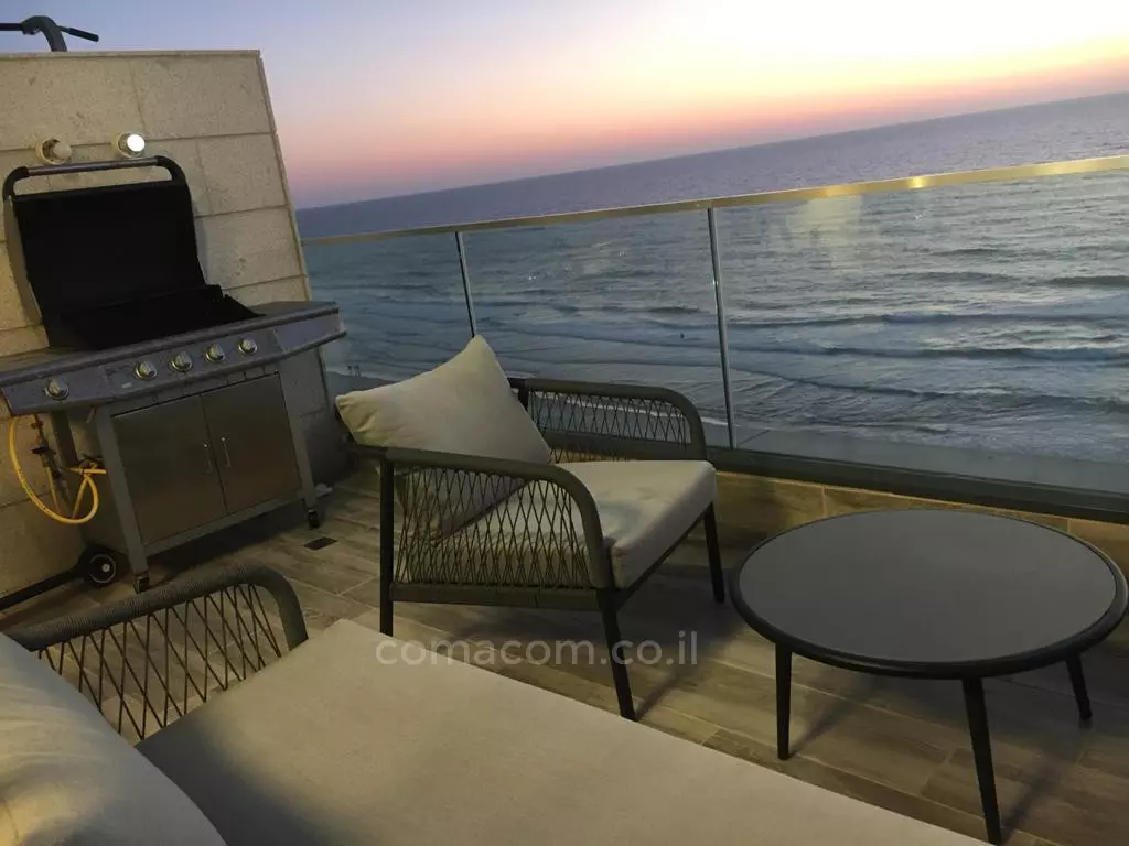 com terraço,Central,Boa localização,Alto padrão,Perto do mar,Vista para o mar,em um imóvel novo,novo,Lindo apartamento,Magnífico,Reformado
