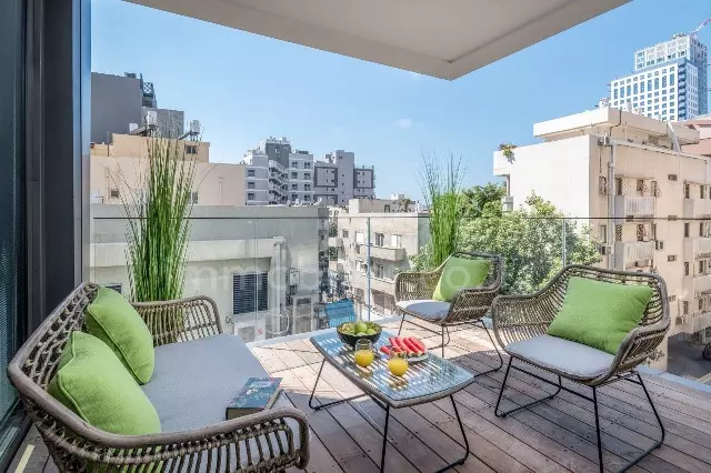 במרכז,עם מרפסת,יפה,מסודרת,מיקום מצויין,בבניין יוקרה,בבניין חדש,מרוהט קומפלט,סטנדרטים גבוהים,דירת יוקרה,מפוארת,קרוב לים,מרווחת