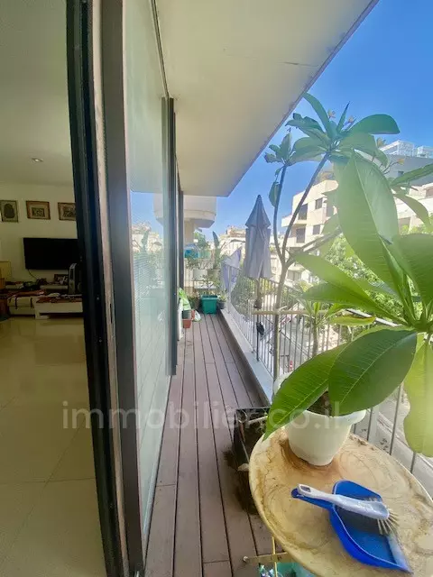 לא להחמיץ!,עם מרפסת,יפה,מסודרת,מיקום מצויין,בבניין יוקרה,קרוב לים,מרווחת