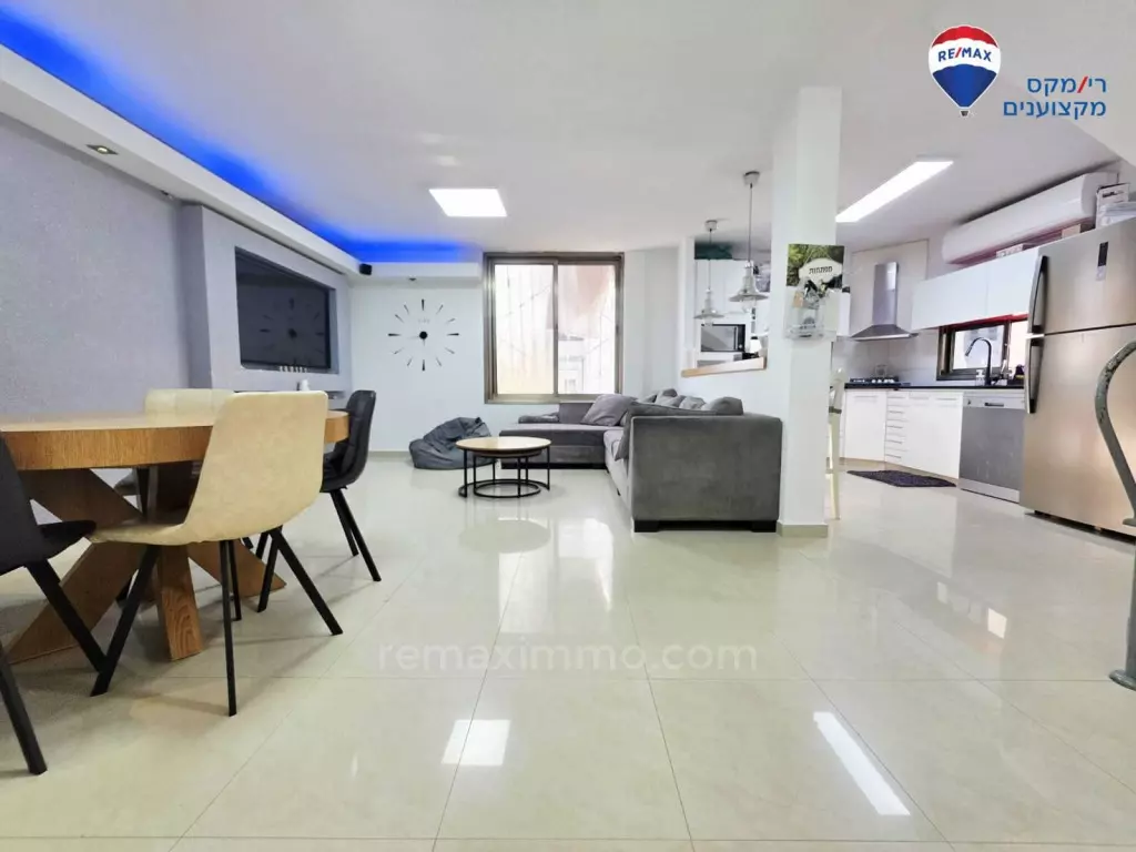 Vous recherchez un grand duplex refait à neuf au centre-ville de Hadera et au calme ?