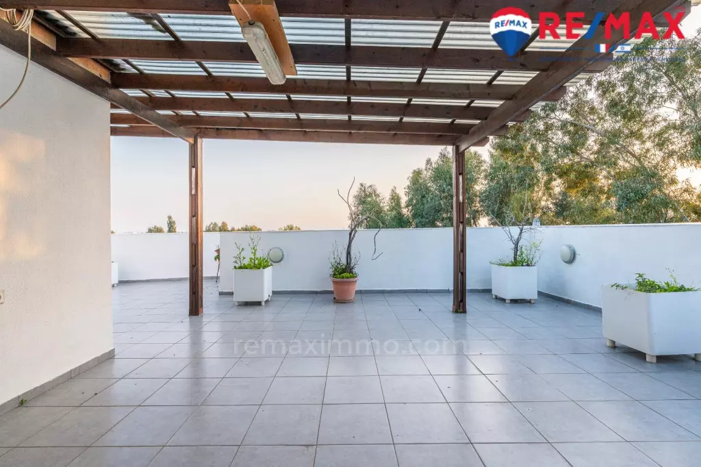 Duplex rare, spacieux et lumineux en plein centre-ville de Hadera avec une terrasse Souccah ! Potentiel exceptionnel !