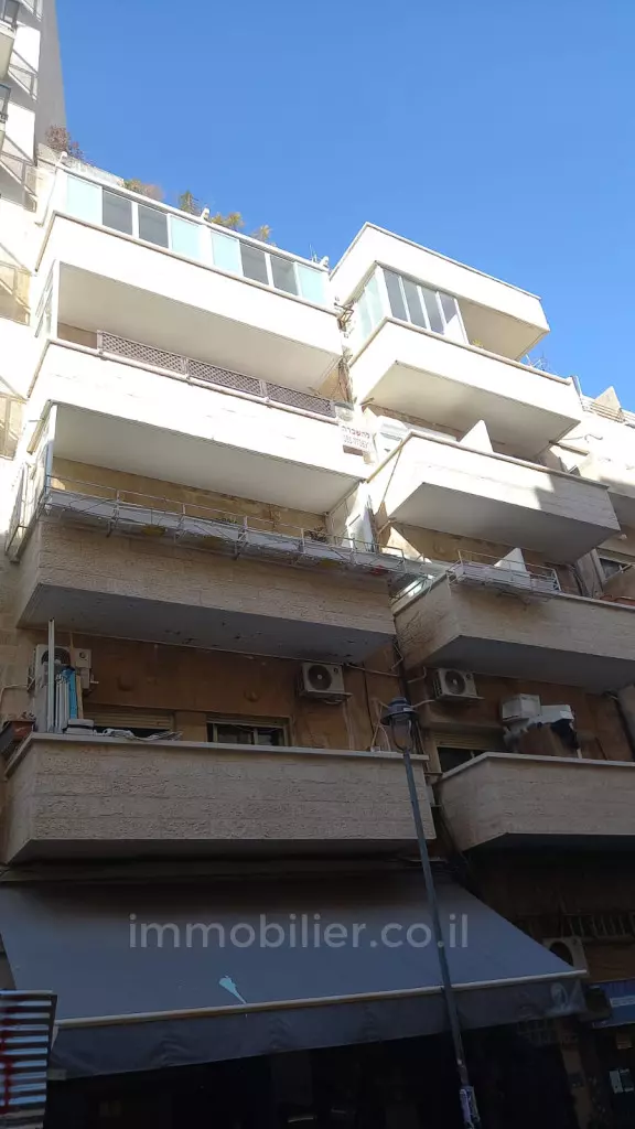 למכירה דירת 3 חדרים יפה משופצת לחלוטין 71מ"ר – מרכז העיר, ירושלים - קומה 4, מרפסת 7מ"ר