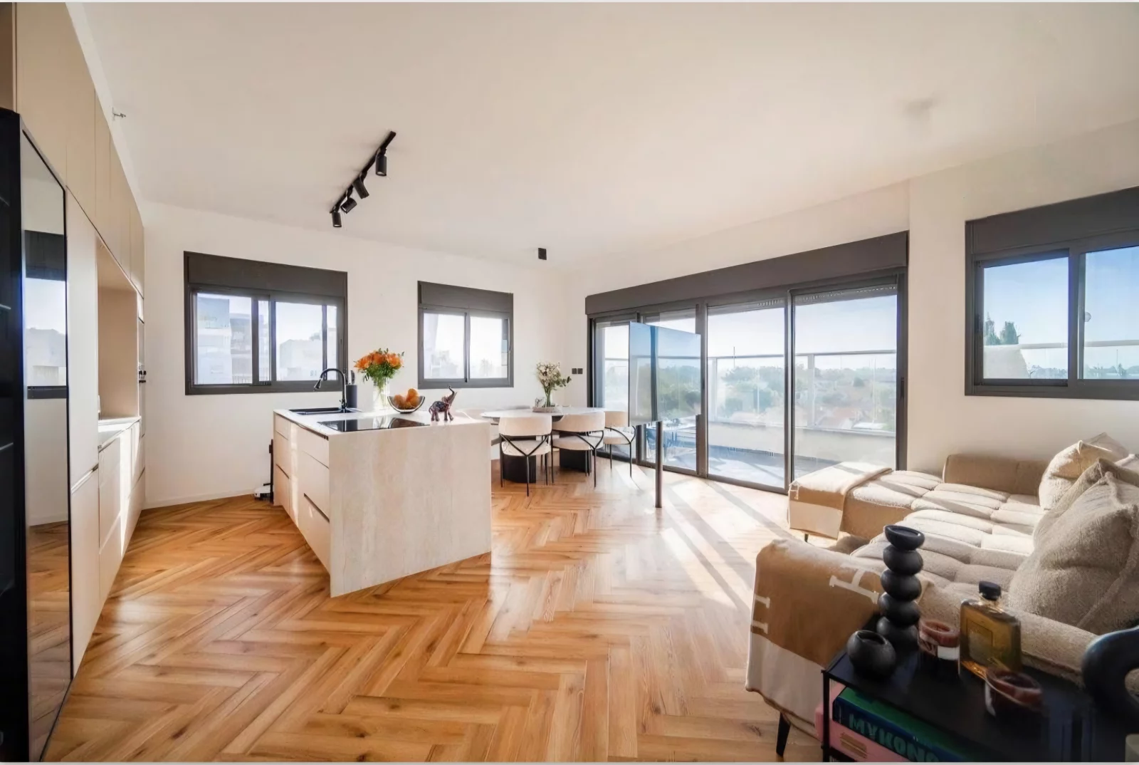 RAANANA MAGNIFIQUE APPARTEMENT DE 4 PIECES RENOVE AVEC TERRASSE SOUCCAH ET MAMAD