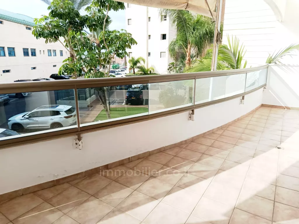דירת 5 חדרים יפה בברנע, קרוב לחנויות ולים