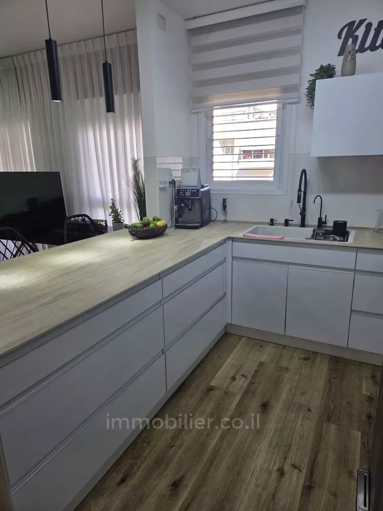 דירת 4 חדרים יפה ברחוב אלי כהן מול הפארק