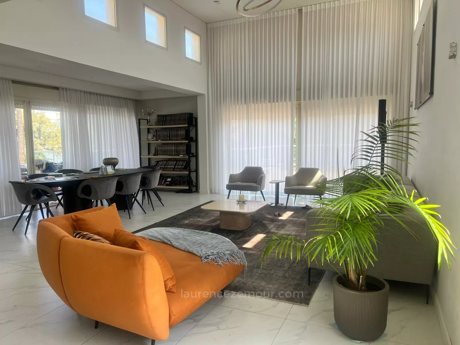 Bel appartement,Bon emplacement,Hauts plafonds,spacieux