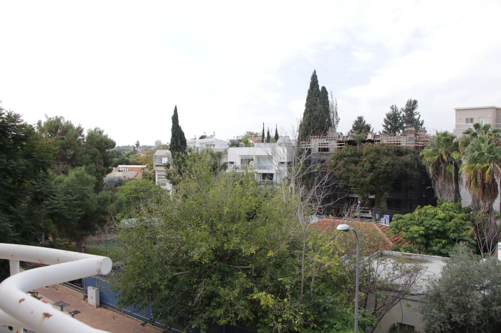 מרכז העיר. מול הפארק. למשפחה דתית