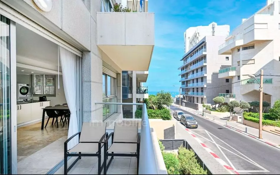 דירת 4 חדרים עם נוף לים – צעדים מחוף גורדון