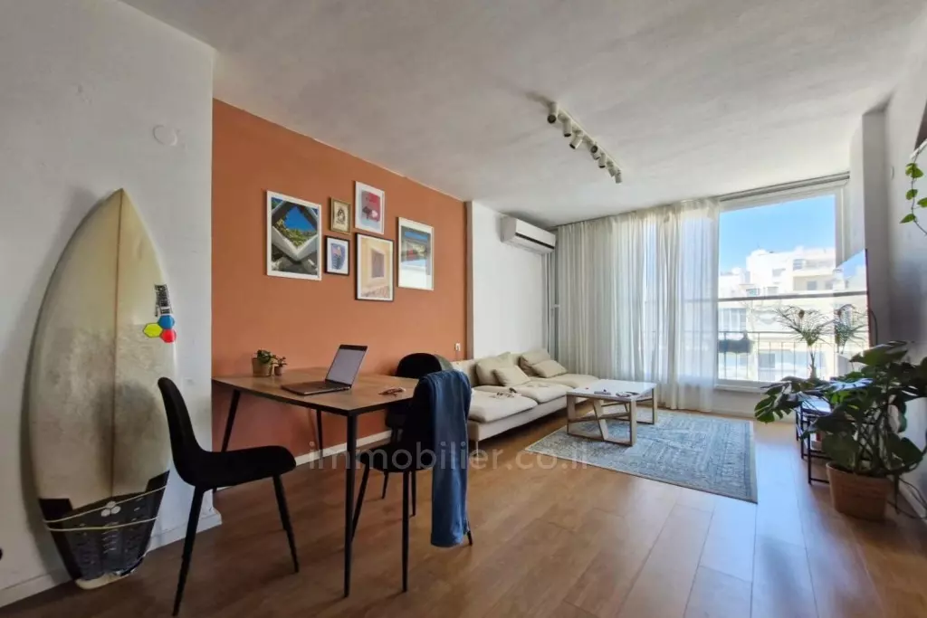 VENDE-SE - 3 CÔMODOS NA RUA MENDELE A 1 MIN DA PRAIA!