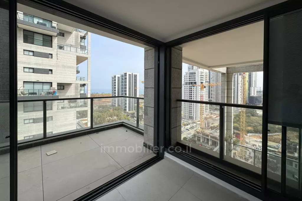 BAT YAM: EM TORRE DE LUXO - 5 ASSOALHADAS COM MAMAD - 131M²+14M² TERRAÇO