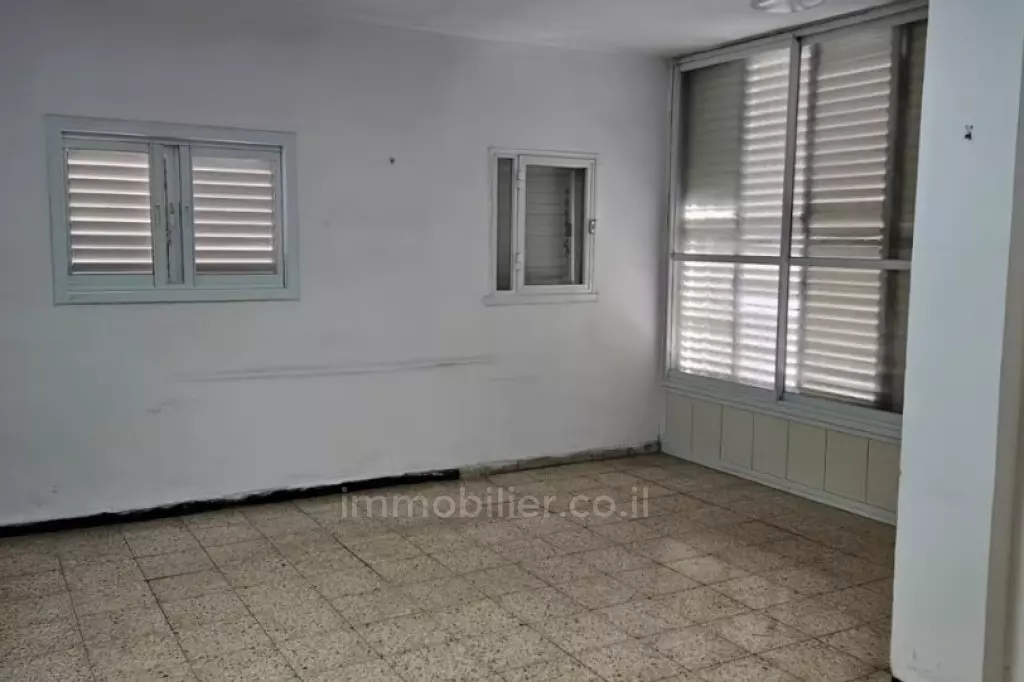 VENDE-SE / APARTAMENTO 3 ASSOALHADAS RUA BALFOUR – BAT YAM A 400M DO MAR