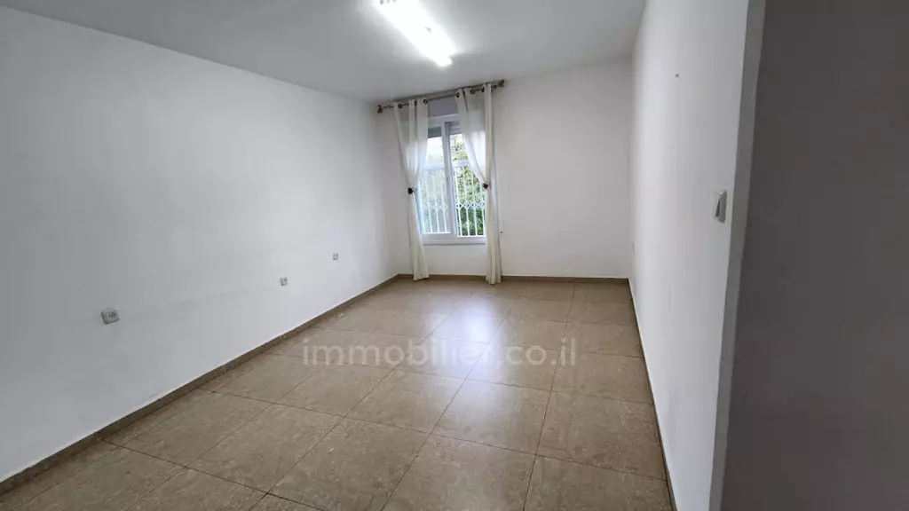 דירת 3 חדרים במיקום מעולה