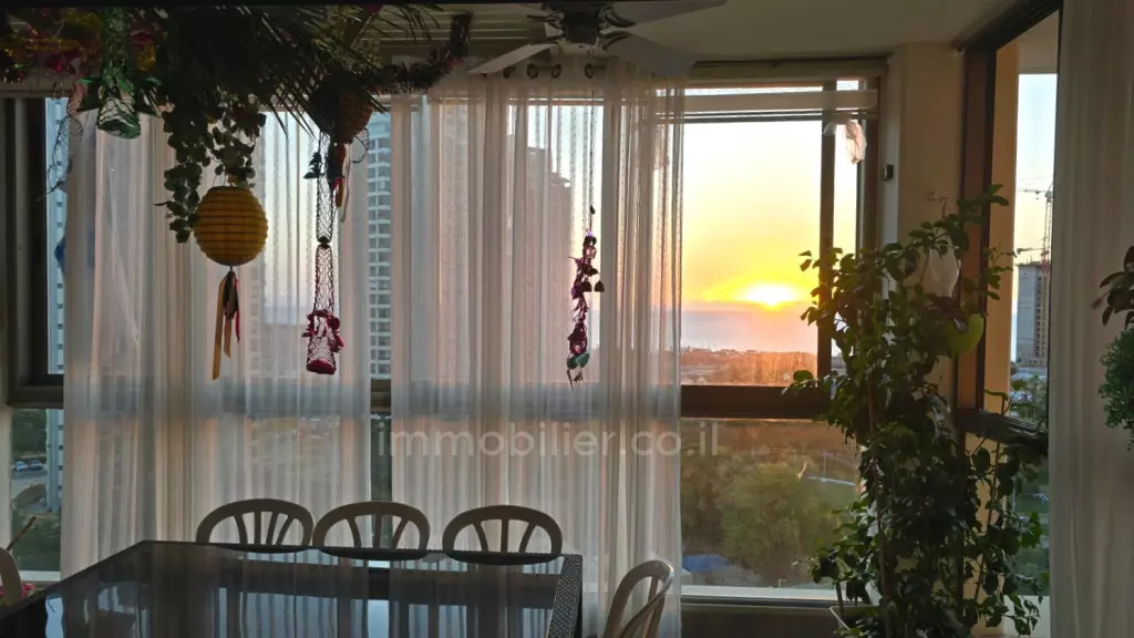 Apartamento de 4,5 habitaciones con vista al mar en el complejo Gan HaIr, Bat Yam