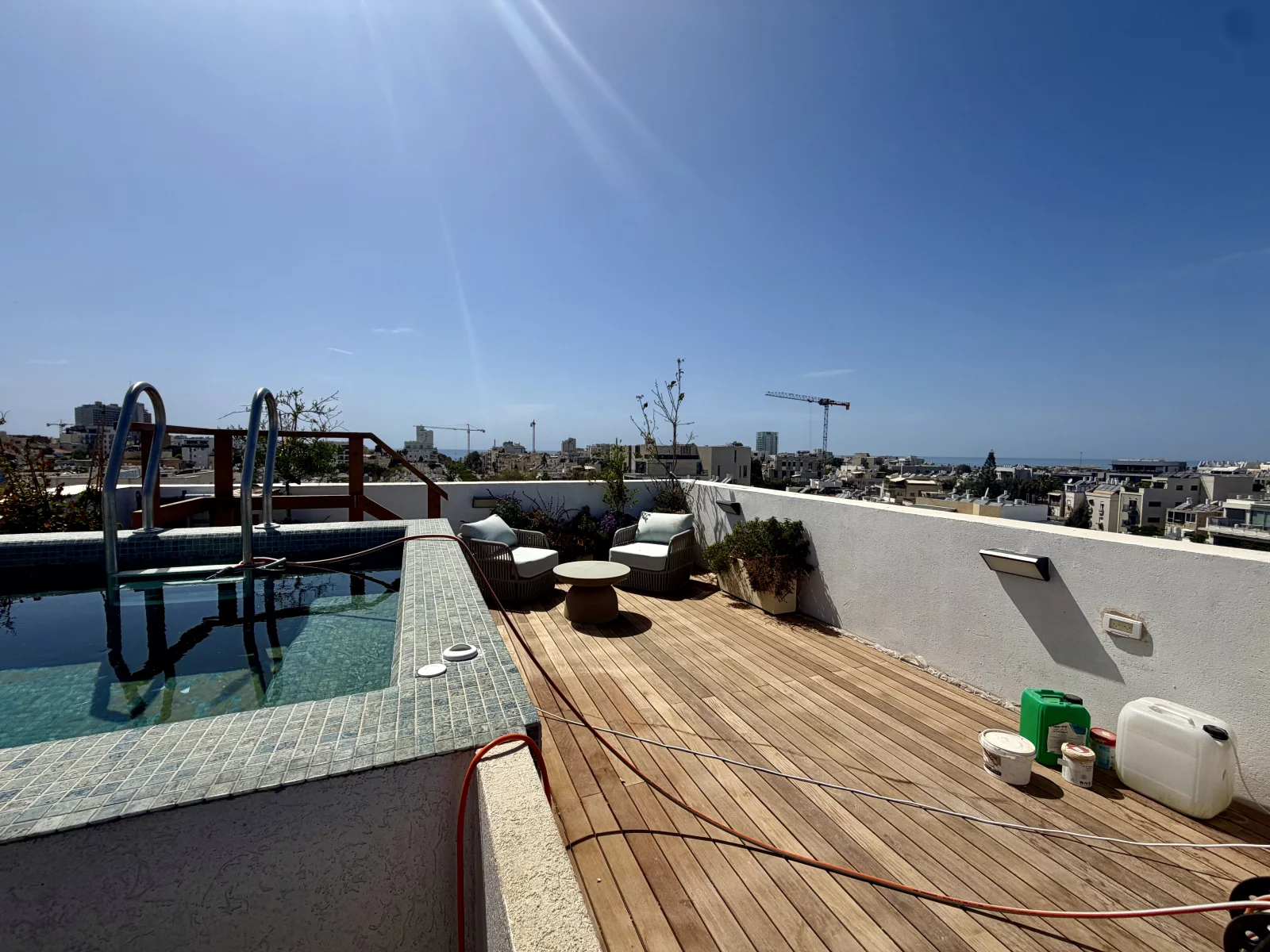 pres de la mer: magnifique penthouse entièrement meublé avec piscine sur le toit.